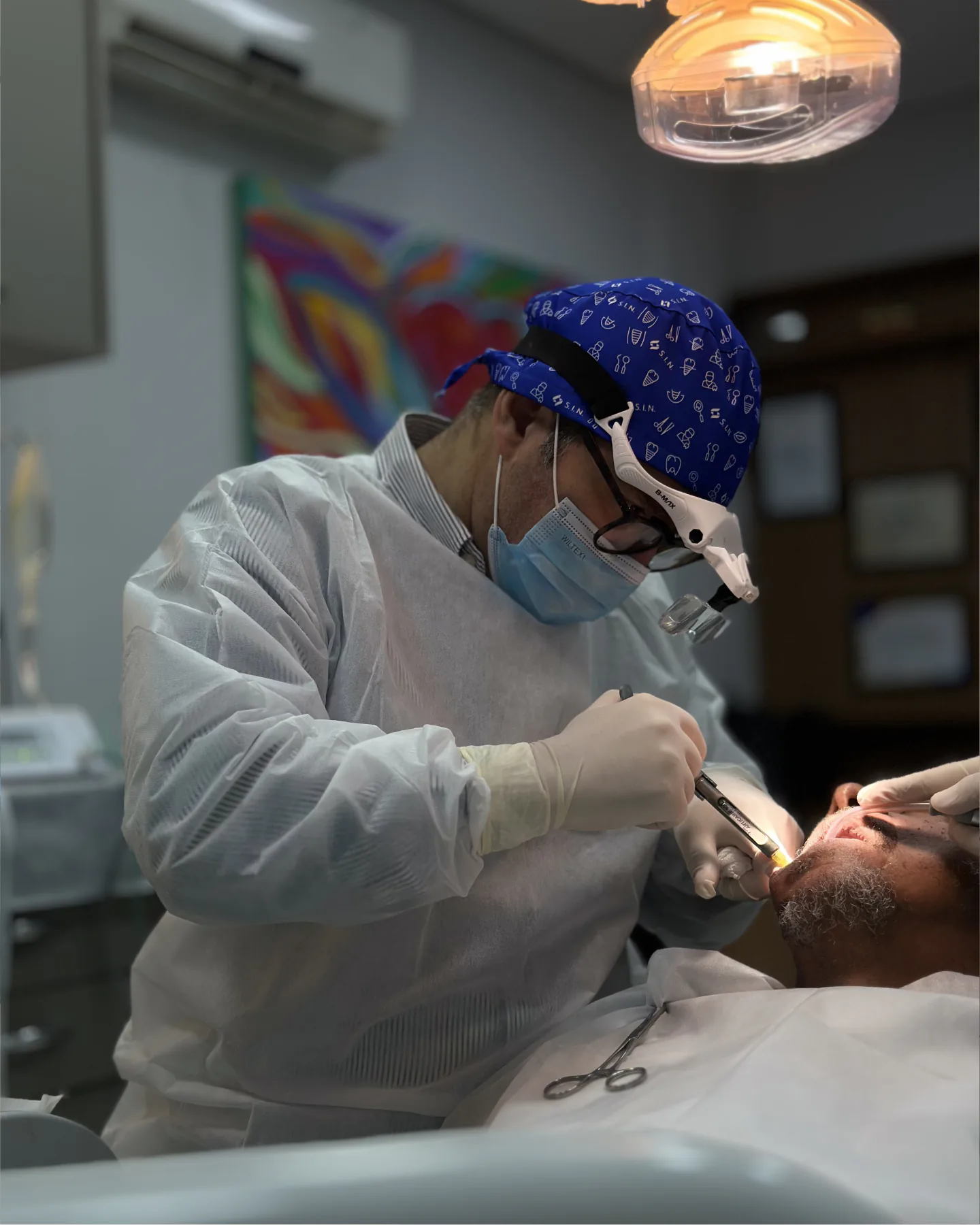 Dr. José Rosas Neto utilizando tecnologia de escaneamento odontológico